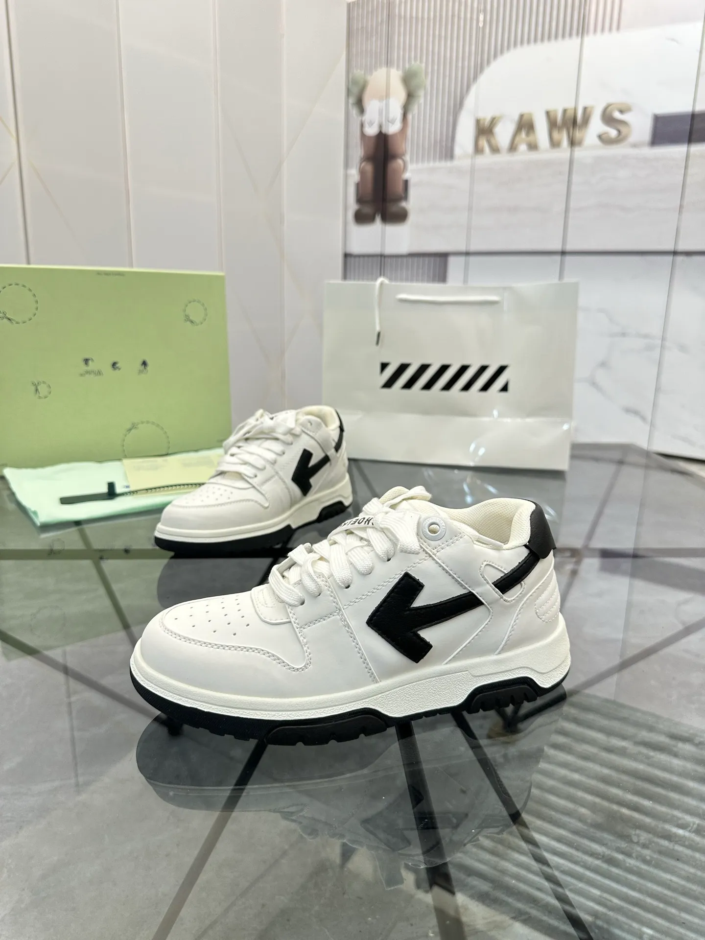 Selling men's shoes 💰: 💰P560¥ High-end top quality (leather buckle plus 10) Product trademark: OFF WHITE * "OFF WHITE*" low-top casual shoes Regular size: 35-45 (can be customized to 46) Couple style Product material: imported first-layer cowhide leather upper, breathable lining, original outsole. No.: H203